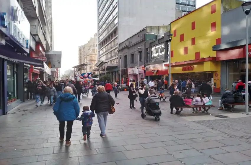 A pesar del alerta por fuertes vientos, turistas pasearon por la ciudad en los últimos días de vacaciones