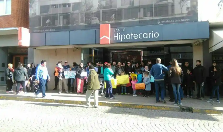 Se manifestaron en el Banco Hipotecario para exigir respuestas