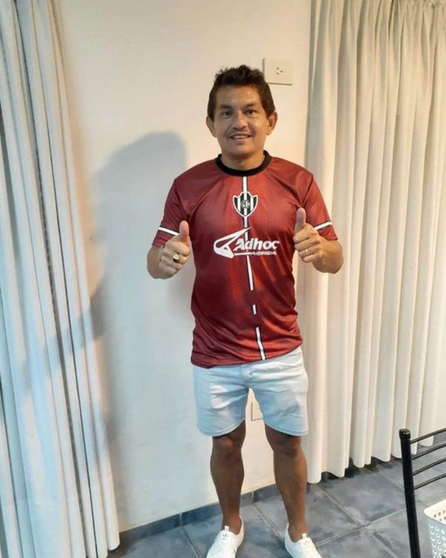 “Pulga” Rodríguez, con la camiseta de su nuevo club.