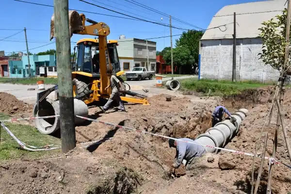 Realizan trabajos previos al hormigonado de calle Machado entre México y Castelar