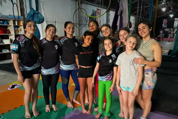 Entre telas, liras y sueños, el grupo Plexo Club representará Rafaela en el Torneo Argentino de Acrotelas