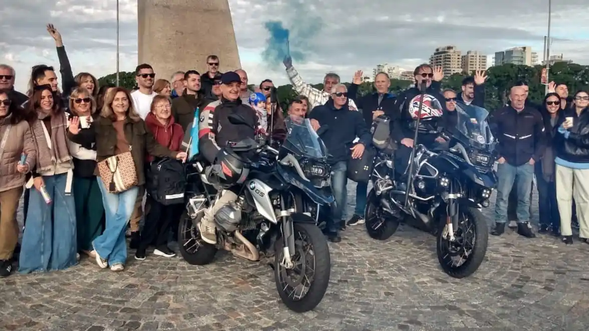 Despedida de Eduardo a Marcelo rumbo a su aventura