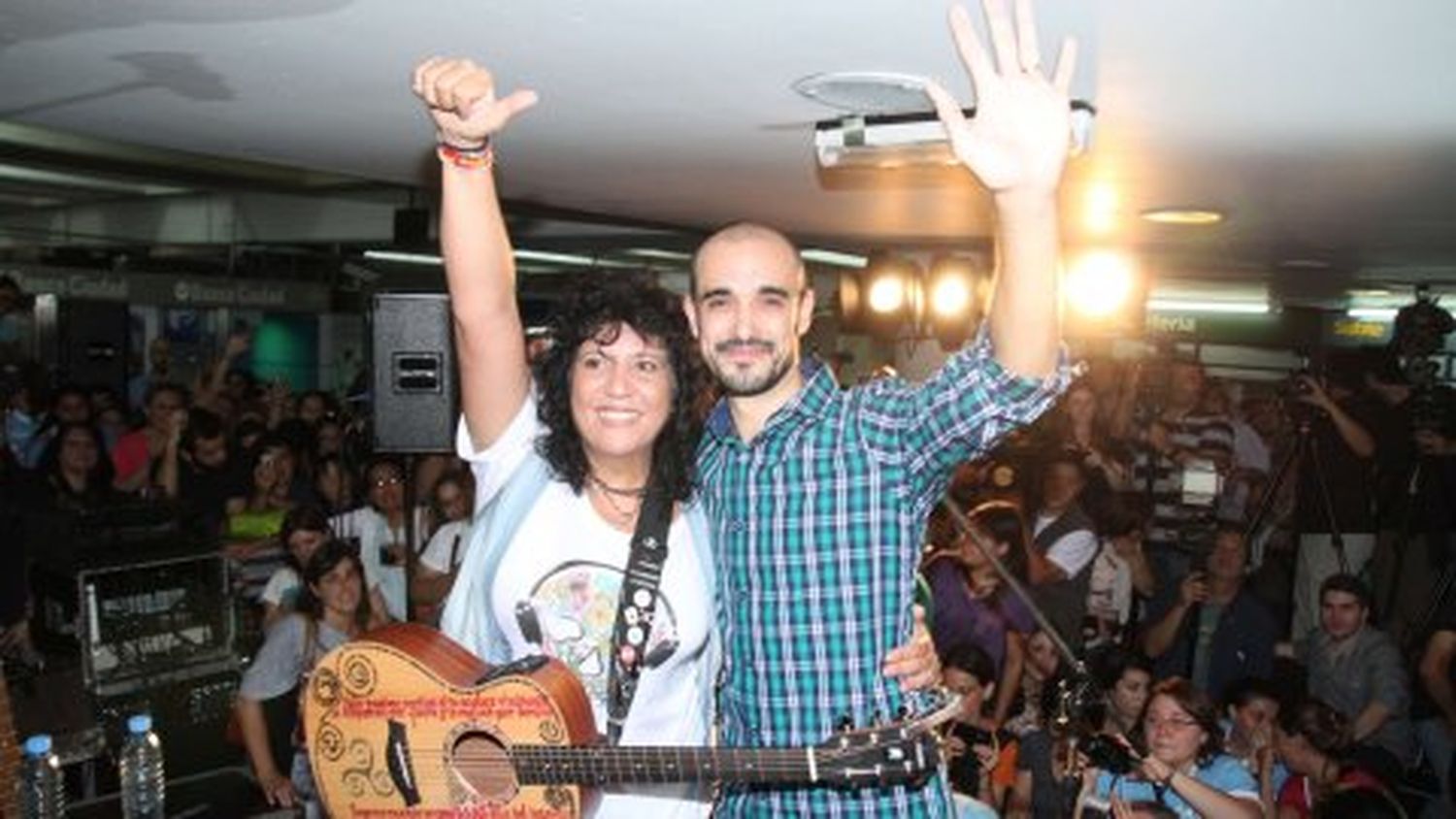 Rosana y Abel Pintos cantaron en el subte