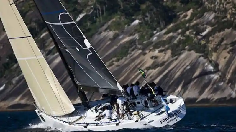 Durante los primeros días de la regata, la nave enfrentó condiciones exigentes al salir del Río de la Plata, con oleaje intenso y fuertes vientos que demandaron ajustes en las guardias y una atención especial al ánimo de la tripulación.