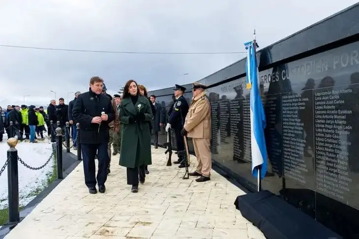 Gustavo Melella y Villarruel recorren el monumento a los caídos en el Conflicto del Atlántico Sur.