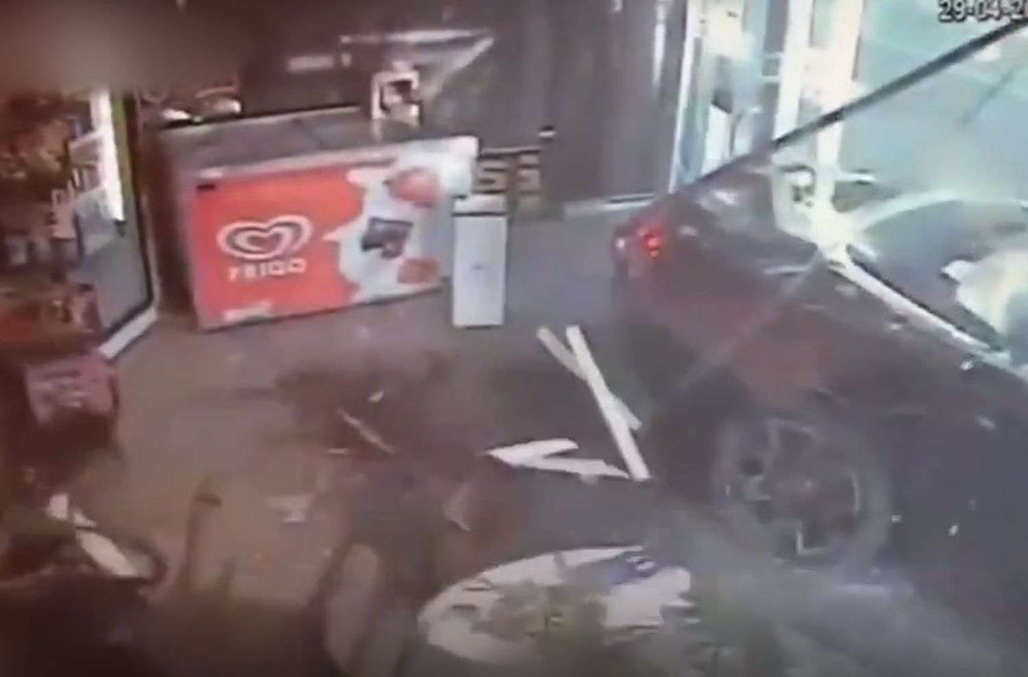 Video: en Rolls Royce y con dos mujeres en bikini a bordo, chocó contra un local