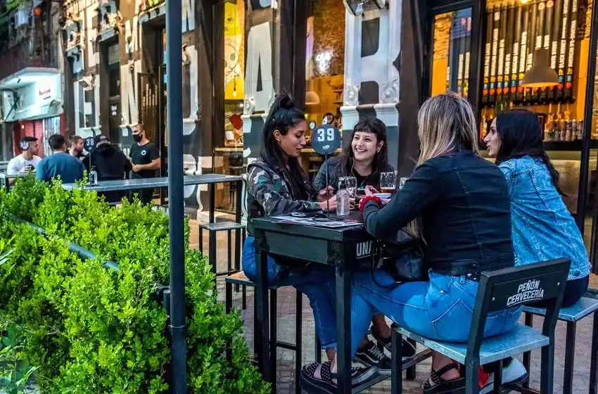 ¿Abren o no los bares en Rosario desde este viernes a la noche? La posición de los gastronómicos