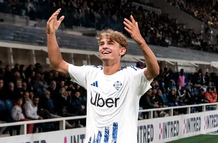 El argentino Nico Paz con la camiseta del Como.