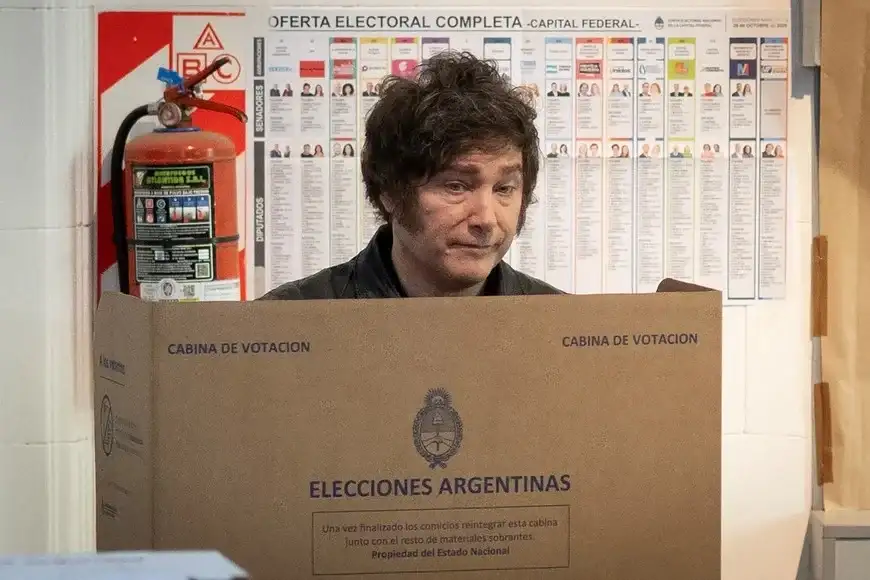 Milei votando