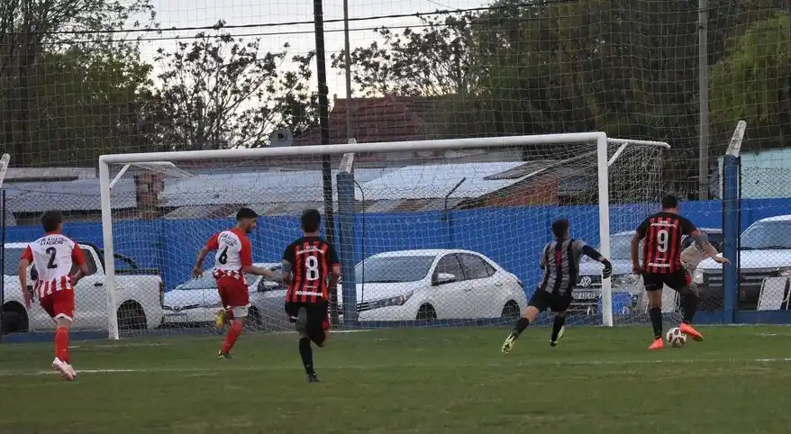 FOTO DIARIO LA VERDAD Turri, a punto de poner arriba a Independiente en Ayacucho.