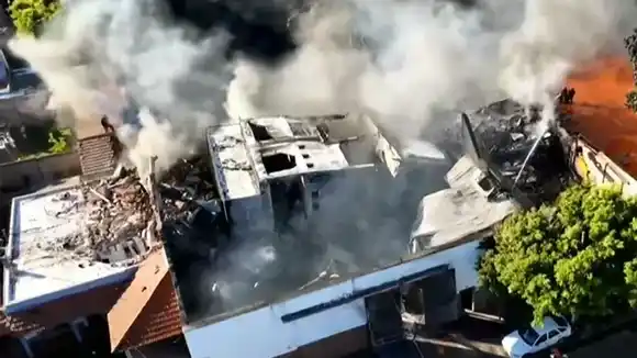 Incendio en Lomas de Zamora: dos fábricas quedaron destruidas tras un operativo nocturno que evitó heridos