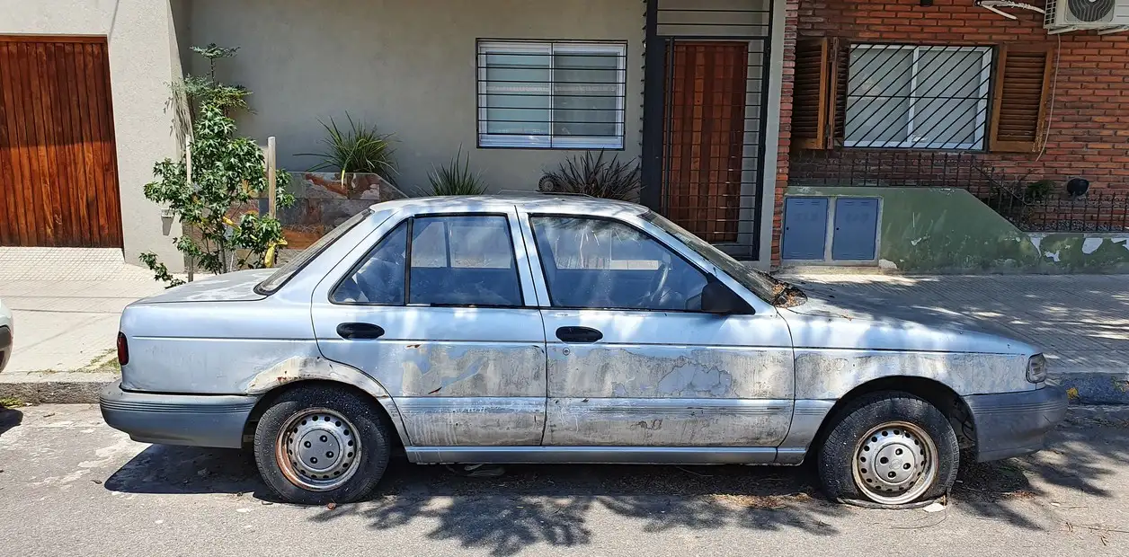 auto abandonado en la calle - 2