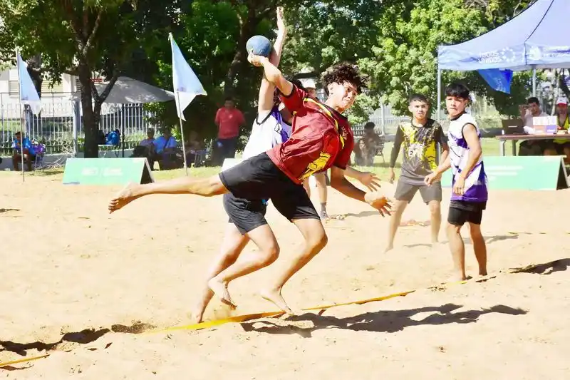 Empezó el torneo de hándbol
de playa Open Formosa 2024