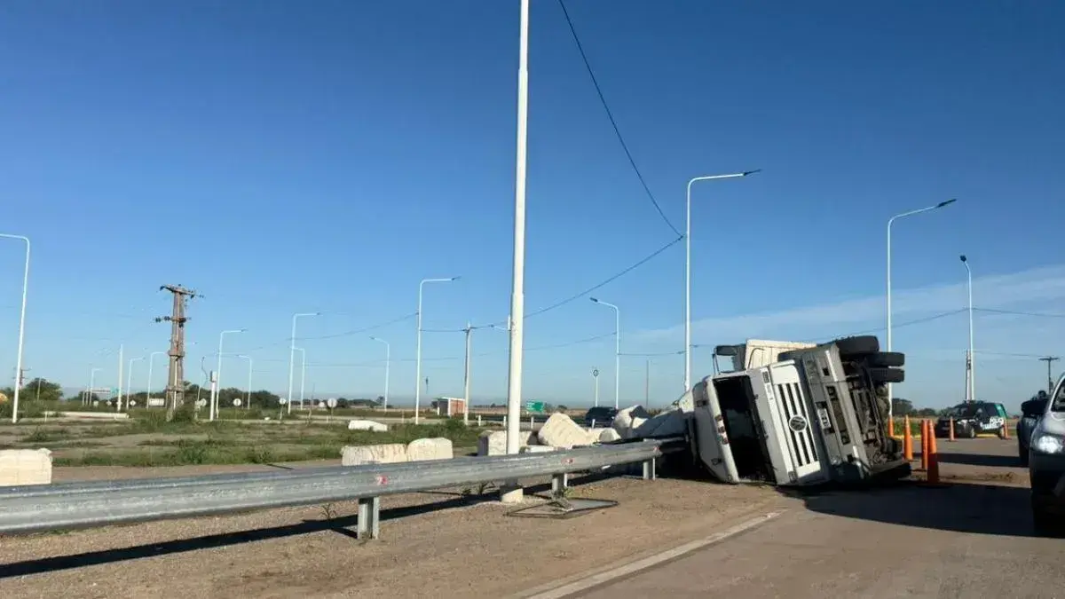 Hasta el momento no trascendieron los motivos del accidente, ni tampoco si hubo personas heridas como consecuencia del vuelco.