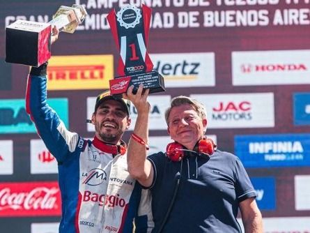 Foto: Franco Riva celebrando en el podio porteño.  TC 2000 OFICIAL