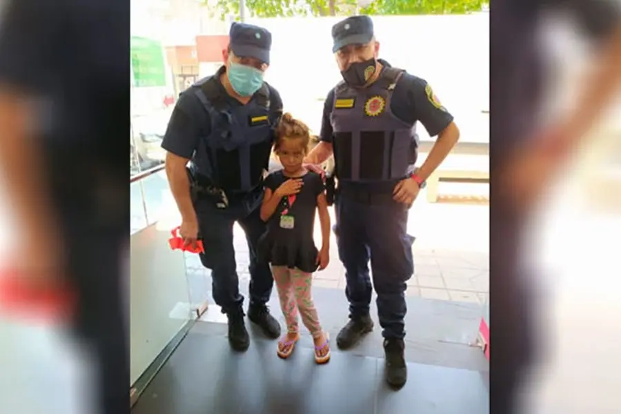 Una nena descalza corría porque “se le quemaban los pies”: dos policías se conmovieron y le compraron calzado