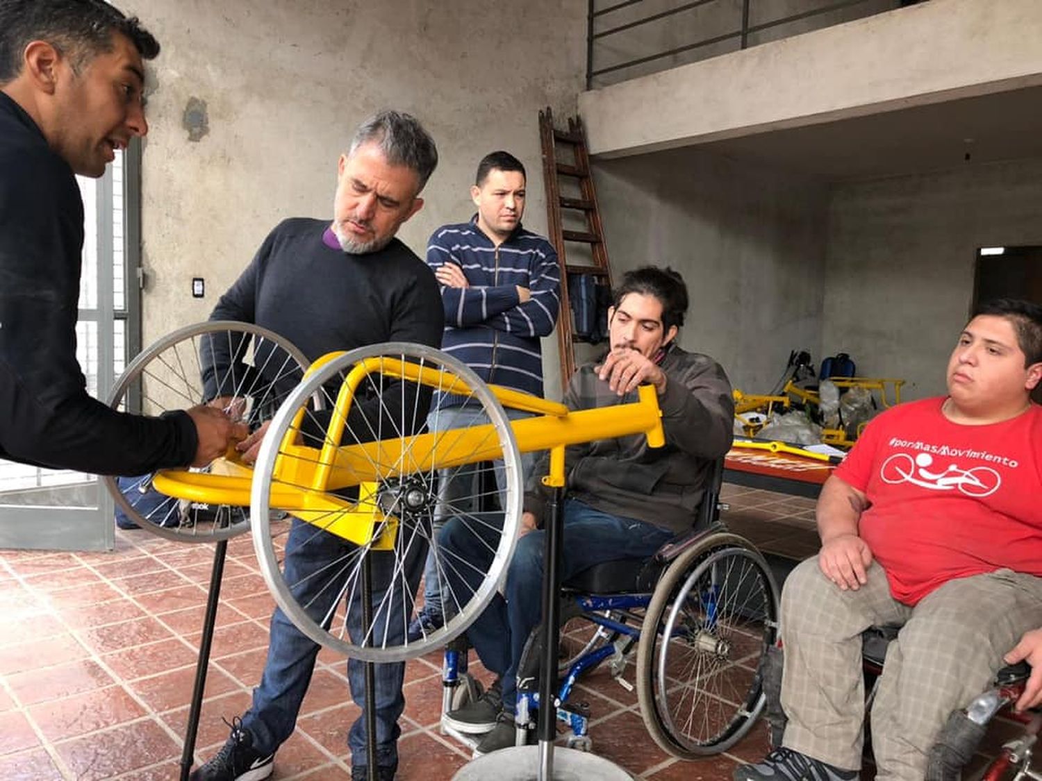 En el taller de la fundación se construyen las bicicletas que luego son entregadas a personas con problemas de movilidad