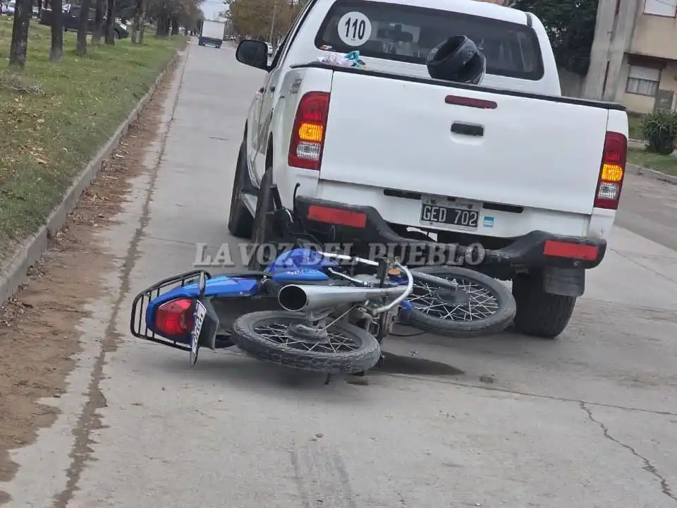 Una motociclista resultó herida tras chocar contra una camioneta que había protagonizado otro accidente