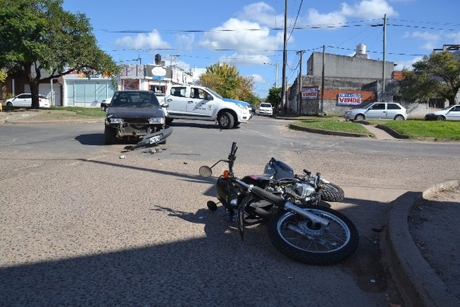 Un joven de 27 años sufrió fractura de tibia al chocar en moto