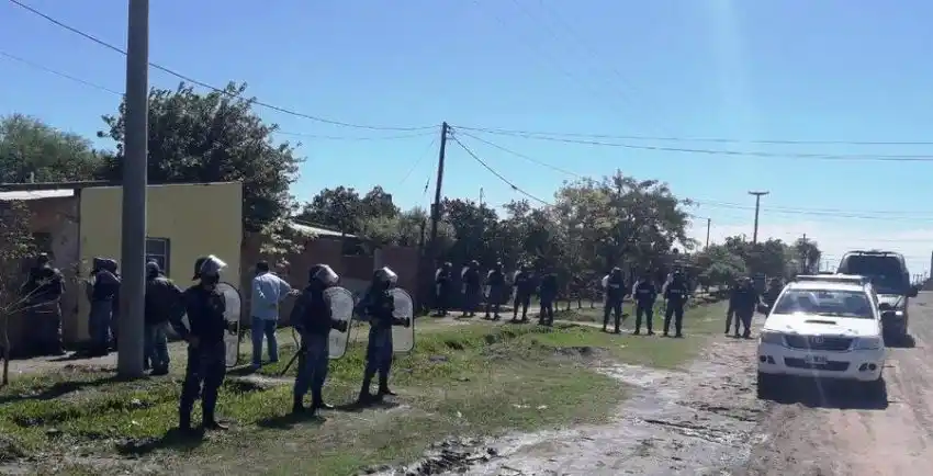 La Policía allanó dos viviendas, detuvo a un hombre y secuestró elementos