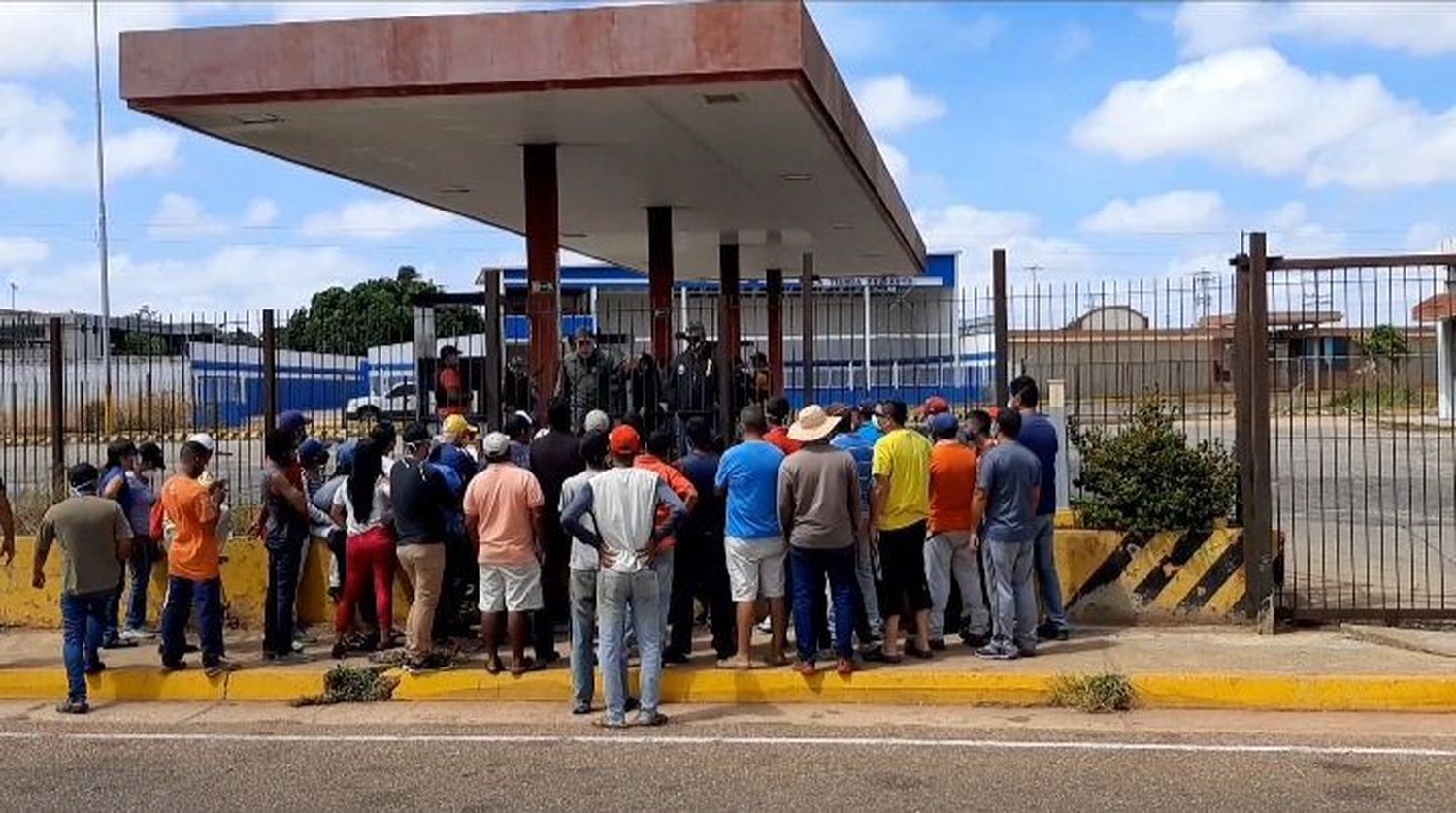 Cobran más de $3 por litro: escasez de gasolina favorece al contrabando
