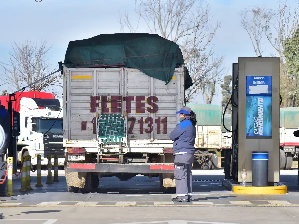  “Están vendiendo de a 100 litros  por camión”: la falta de gasoil en primera persona   