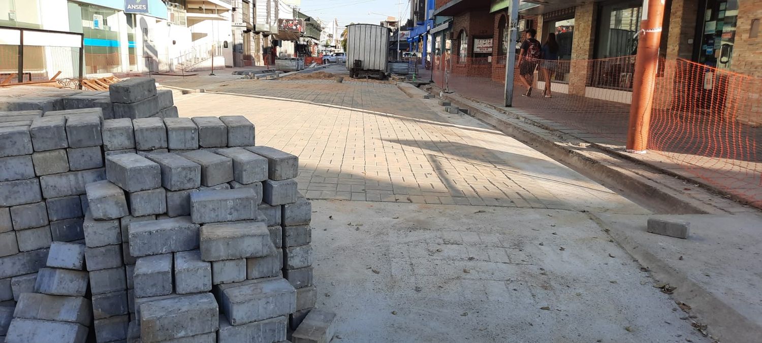 Peatonal: comenzaron a colocar los adoquines en la cuadra remodelada