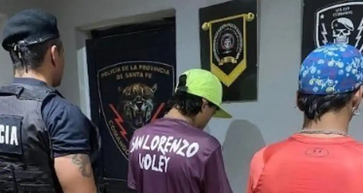 Los dos sujetos involucrados en el hurto de la barrera del tren de un paso a nivel sanlorencino. Crédito: Unidad Regional XVII.