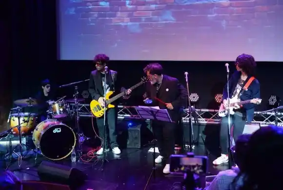 Pablo Vasco y familia en un show de humor y rock and roll