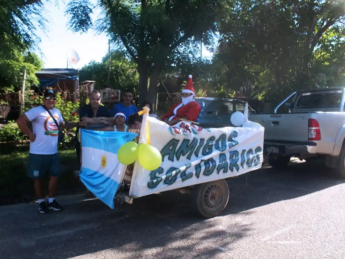 La magia de la Navidad recorrió calles de la ciudad de la mano de "Los Amigos Solidarios"