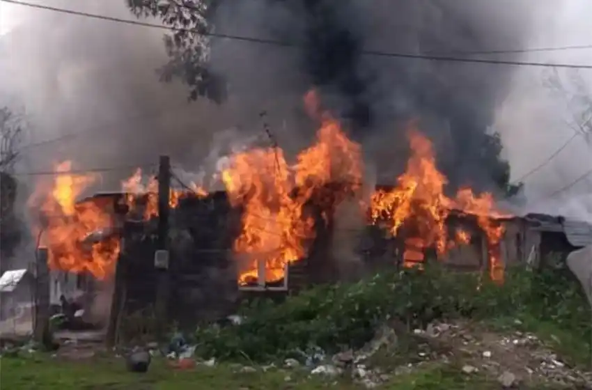 Cómo ayudar a Rosa, la mujer que perdió todo en el incendio de Villa Evita