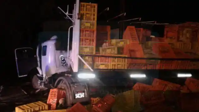 Paraná: Volcó un camión en el Parque Industrial: el conductor quedó atrapado