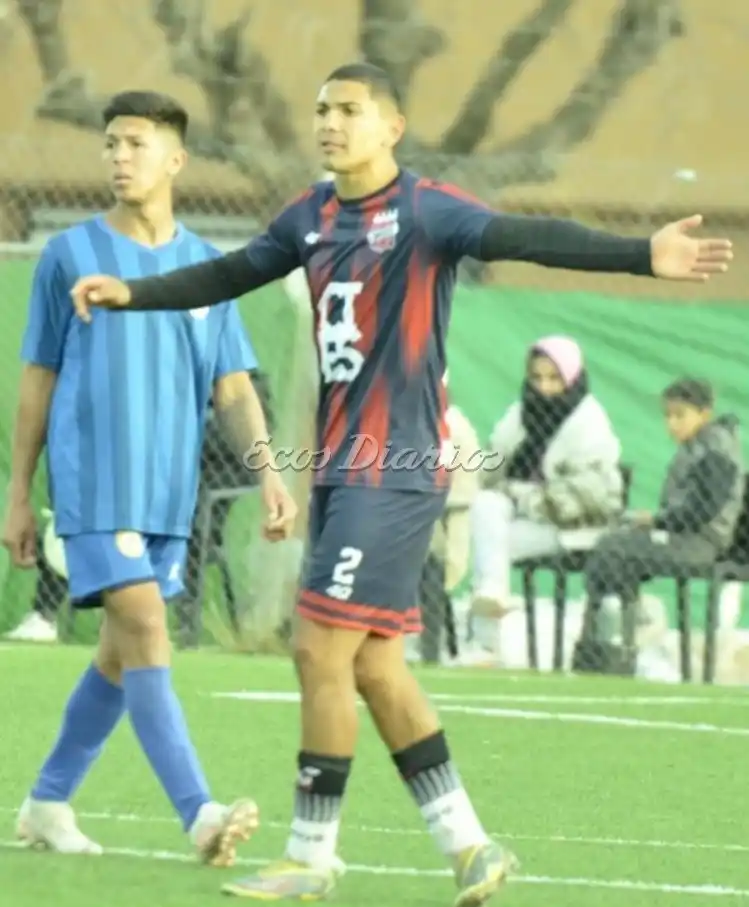 El defensor central. En plena acción con su antiguo club