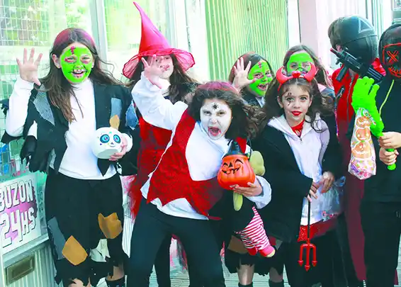 Los chicos celebran Halloween