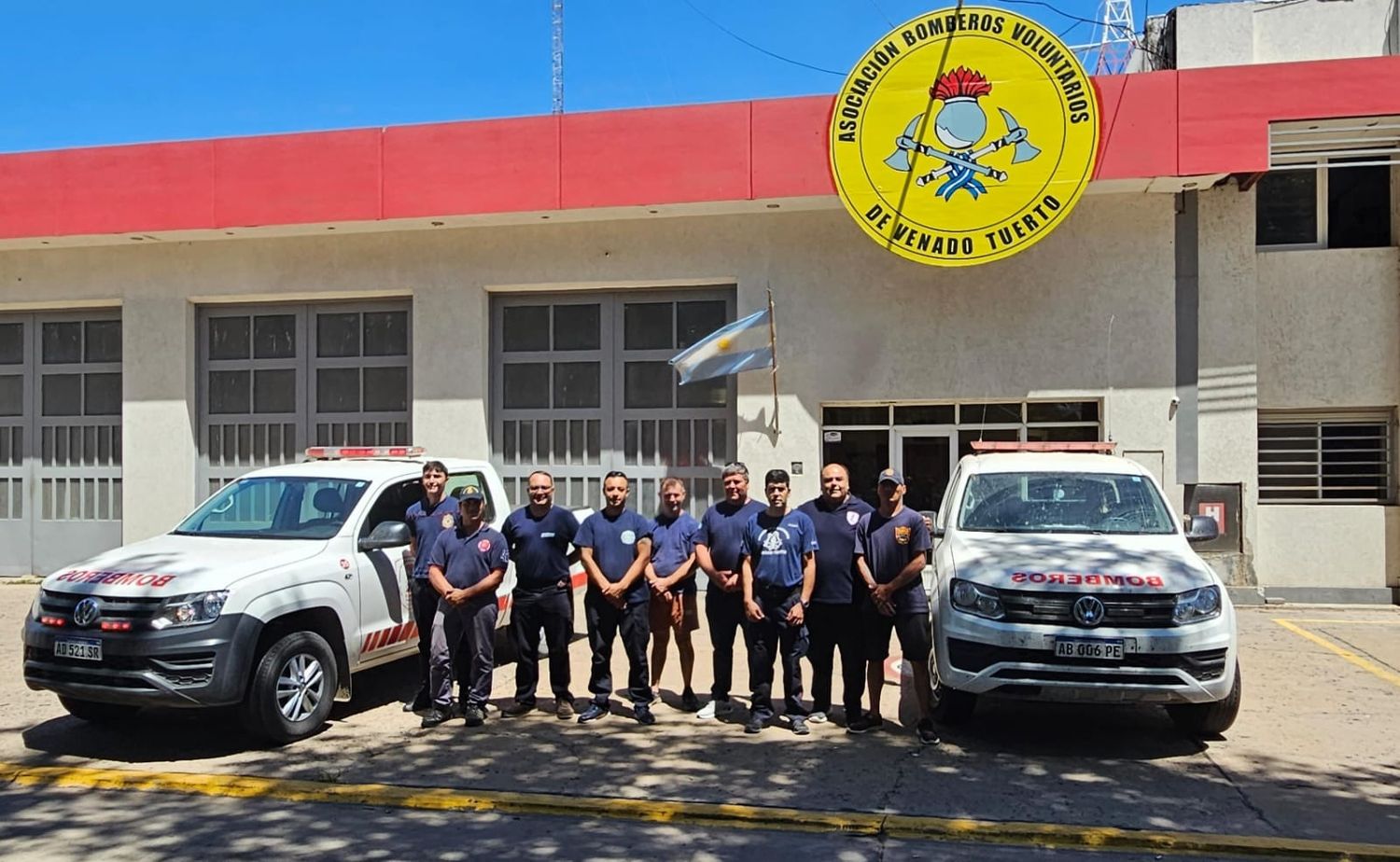 Los ocho brigadistas que viajan a la Patagonia a combatir las llamas.