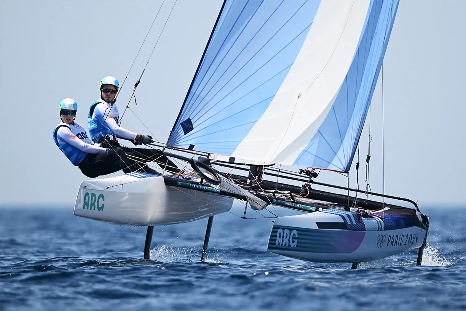 La dupla argentina de vela terminó segunda y competirá por medalla olímpica