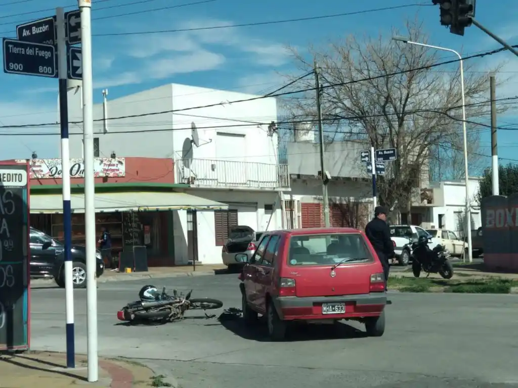 Una mujer fue hospitalizada tras chocar contra un auto en Tierra del Fuego y Buzón