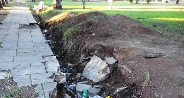 Piden reparaciones en la plaza Martín Fierro