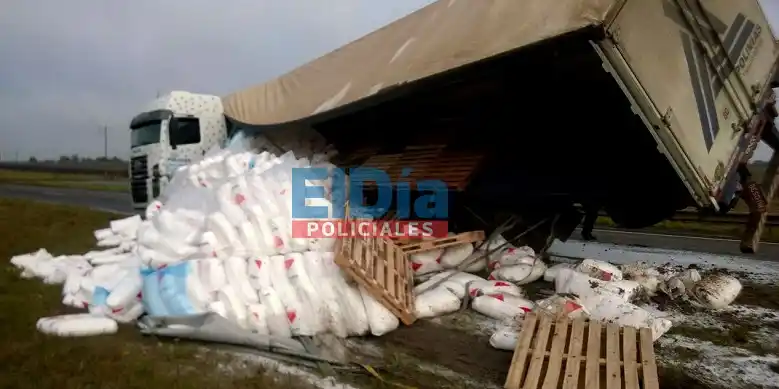 Volcó un camión que transportaba bolsas en la Autovía 14