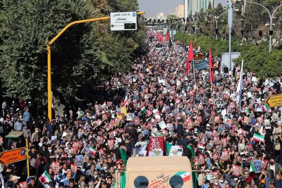 Desafiando la represión, estudiantes iraníes protestan por la muerte de Mahsa Amini