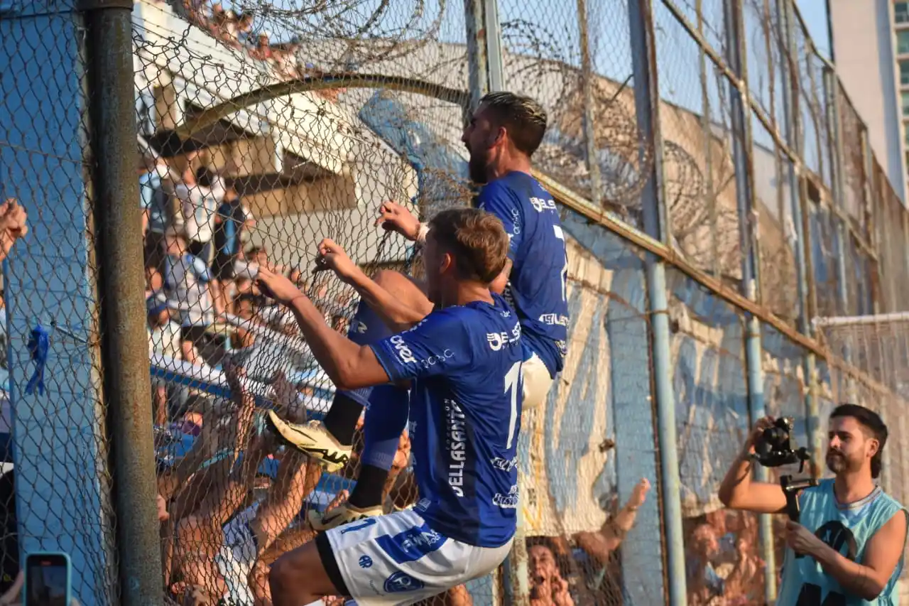 Matías Castro y Agustín Pastorelli, festejando el gol convertido de local. Créditos: Prensa AR