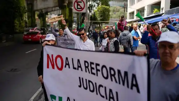 Multitudinaria protesta en México contra polémica reforma judicial