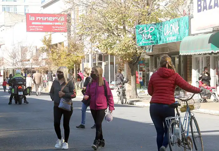 Los comercios podrán abrir hasta las 18 este fin de semana