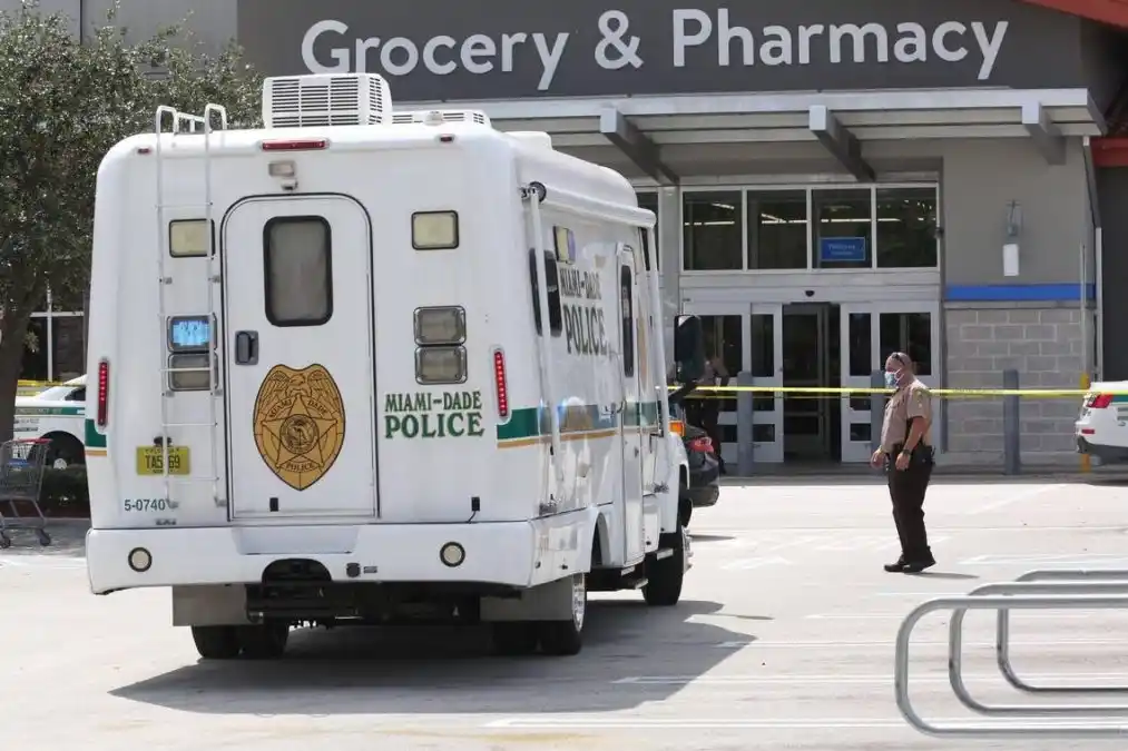 Al menos un muerto dejó tiroteo en centro comercial de Miami-Dade