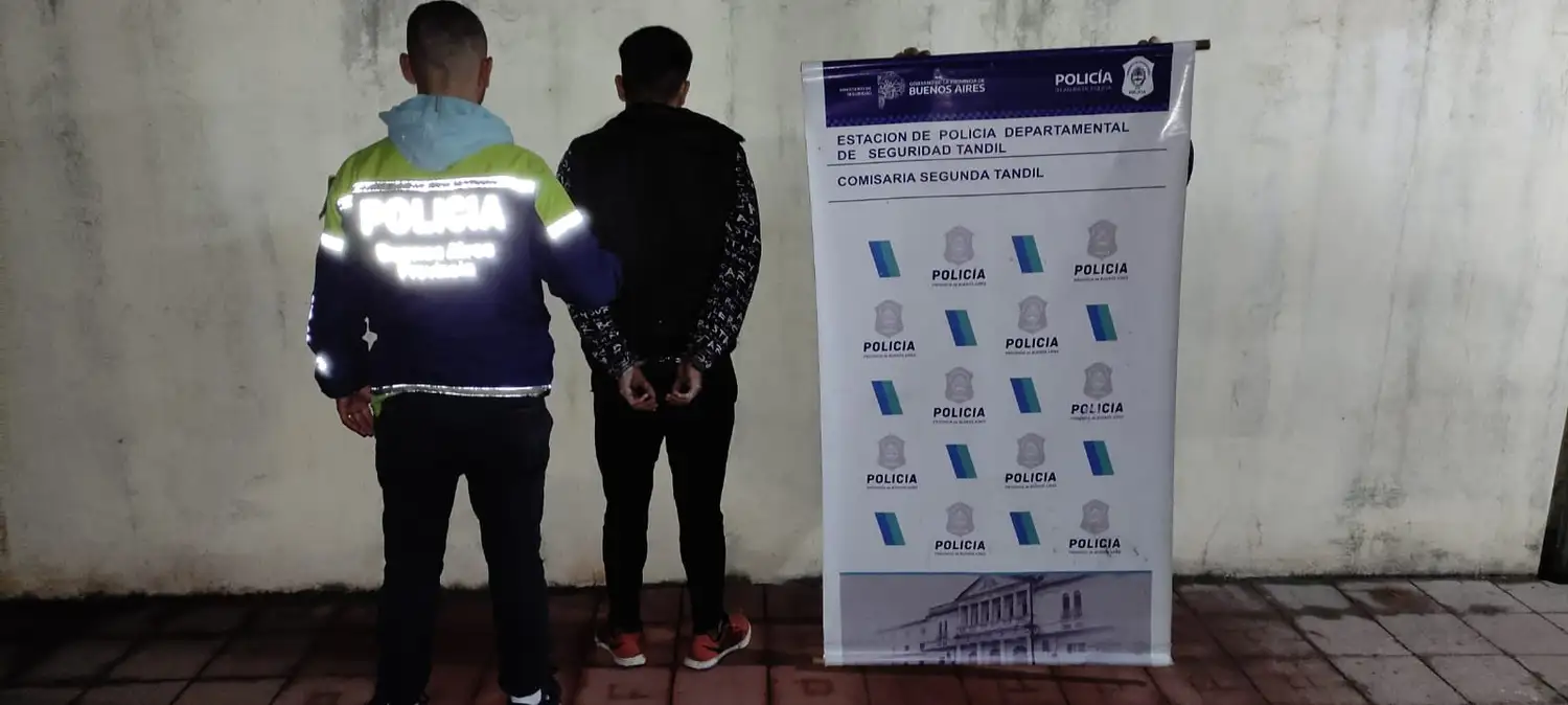 Robó ropa luego de destruir la vidriera de un local y fue aprehendido cuando intentaba fugarse