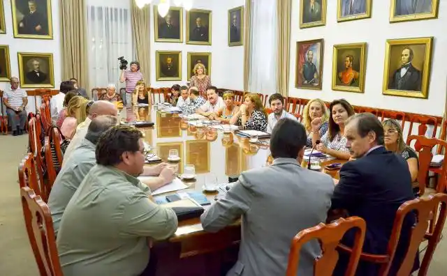 Müller evaluó la reunión con equipos del CGE y autoridades de Escuelas
