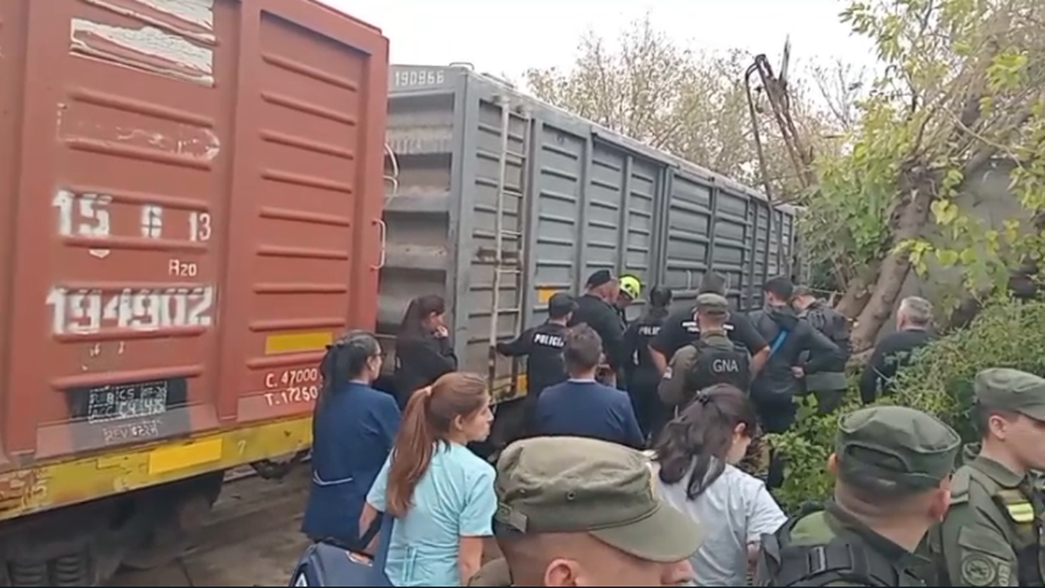 Rescataron a un mujer que quedó atrapada en su auto tras chocar con un tren en zona noroeste.