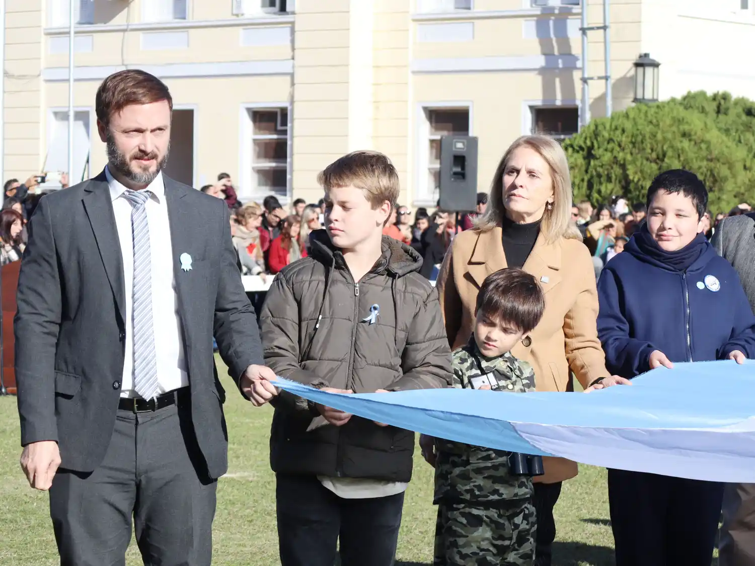 El intendente Azcué encabezó el acto por el Día de la Bandera