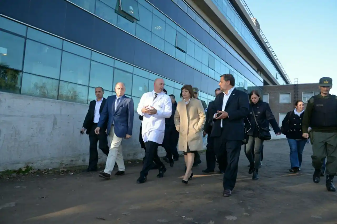 Bullrich visitó el Hospital Posadas y supervisó el plan de seguridad