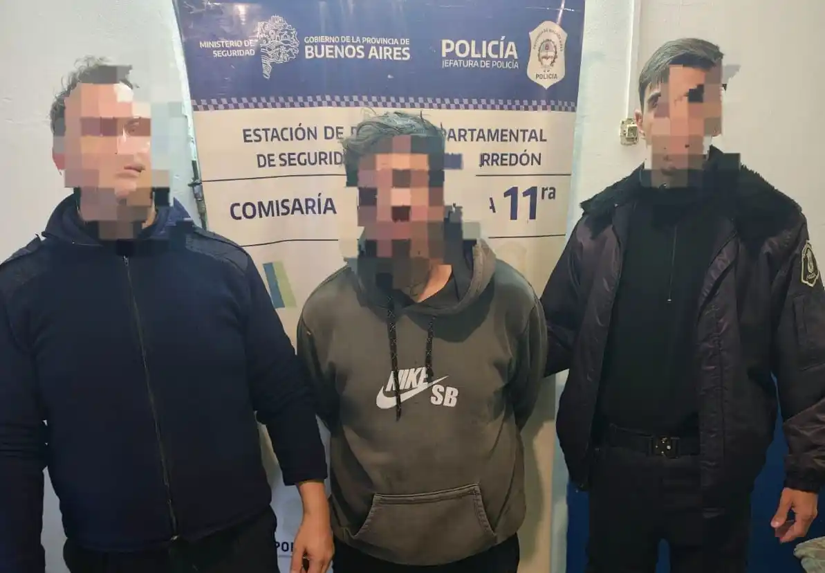 El hombre se tornó violento, empujó al personal y tomó dos cuchillos de cocina, con los que comenzó a amenazar a los uniformados.